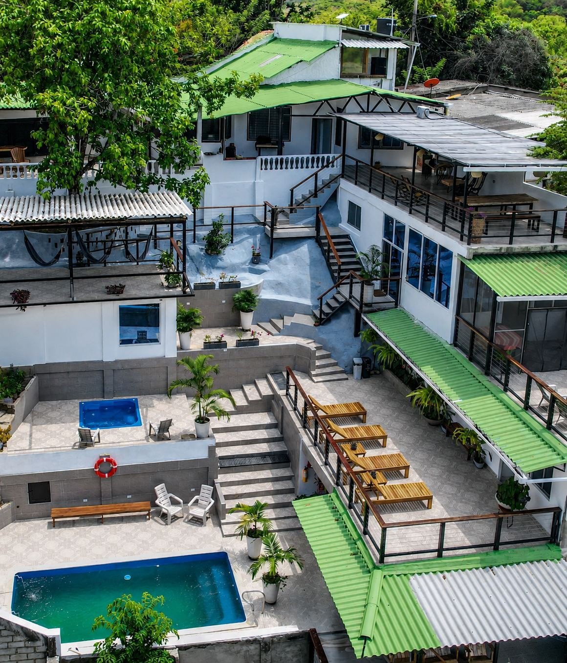 Terraza principal de Villa Cris Minca con piscinas y vista a la sierra